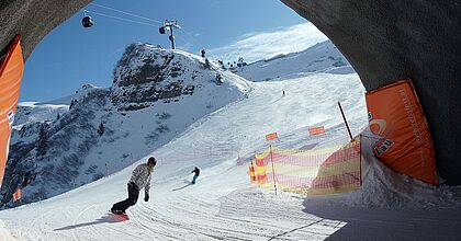 Skireise nach Mellau-Damuels am Vorarlberg in Österreich. Snowboarder