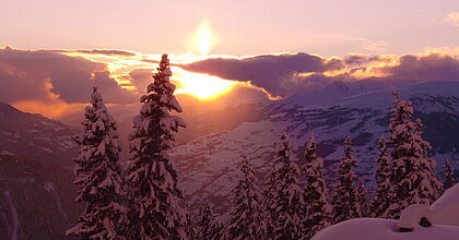 Der Sonnenuntergang in La Rosière mit Blick auf das verschneite Dorf.