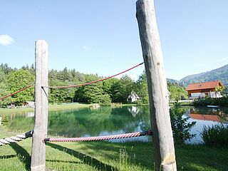 Badesee in der Hausgalerie von der Sommerreise der Ferienanlage Forellenhof in Kärnten in Österreich am Faaker See.