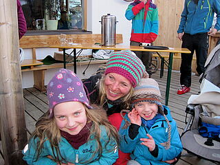 Im Clubhaus Sonnenfluh auf der Skireise nach Warth am Arlberg in Österreich mit hoefer sport und reisen. Scheinfamilie