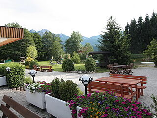 Hausgalerie von der Sommerreise der Ferienanlage Forellenhof in Kärnten in Österreich am Faaker See. Terasse