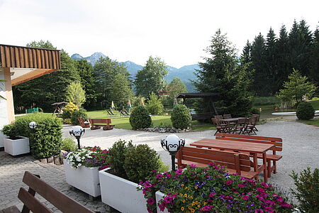 Hausgalerie von der Sommerreise der Ferienanlage Forellenhof in Kärnten in Österreich am Faaker See. Terasse