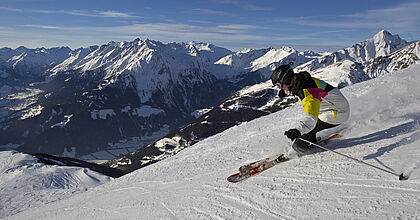 Silvesterreise in Österreich im Grossglockner Resort mit Hoefer Sport und Reisen über Neujahr. Skifahrerin