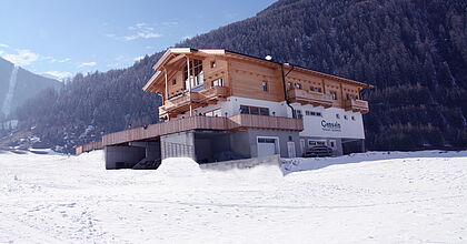 Skireise in der Gruppe im Skiurlaub mit hoefer sport und reisen. Haus im Schnee