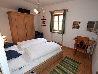 2er-Zimmer Nr. 7a in der Pension Grünbacher. Skireise zum Kronplatz in Südtirol in italien mit hoefer sport und reisen.