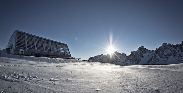 Sonne über dem Schnee. Skireise mit hoefer sport und reisen zur axamer lizum in Österreich.