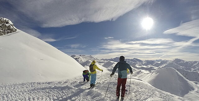 Skigebiet auf der Skireise nach Trois Vallées in Frankreich. Blick in die Berge