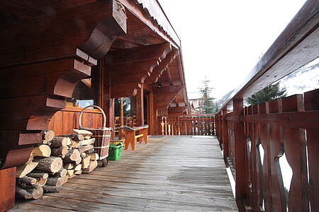 Die Skireise nach Trois Vallées in Frankreich. Hausgalerie im Ferienclub Tros Vallées. aussen