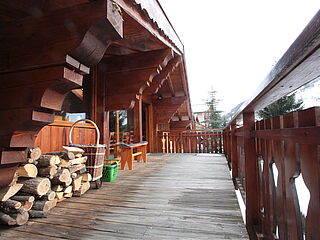 Die Skireise nach Trois Vallées in Frankreich. Hausgalerie im Ferienclub Tros Vallées. aussen