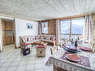 Wohnzimmer im 13er Chalet Nr.7 im Chalet le Crystal in La Rosiere in Frankreich.