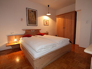 2er-Zimmer Nr. 3b in der Pension Grünbacher. Skireise zum Kronplatz in Südtirol in italien mit hoefer sport und reisen.