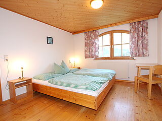 2er-Zimmer Nr. 003 im Clubhaus Sonnenfluh auf der Skireise nach Warth am Arlberg in Österreich mit hoefer sport und reisen.