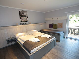 Doppelbett. Hausgalerie von der Sommerreise der Ferienanlage Forellenhof in Kärnten in Österreich am Faaker See.