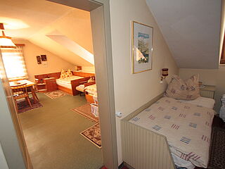 Gästehaus Rita, 5-8er Ferienwohnung Nr. 4, Wohnschlafraum mit Einzelbett