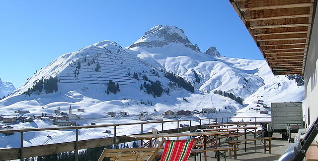 Ausblick. Skiurlaub auf der Skireise nach Warth am Arlberg in Österreich mit hoefer sport und reisen.