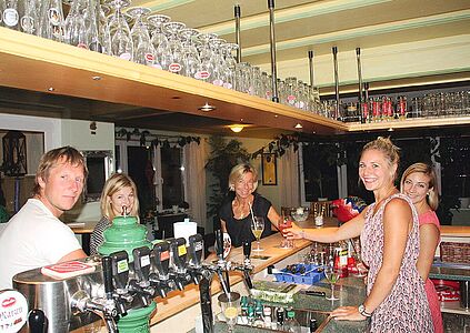 An der Bar. Hausgalerie von der Sommerreise der Ferienanlage Forellenhof in Kärnten in Österreich am Faaker See.