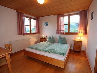 2er-Zimmer Nr. 208 im Clubhaus Sonnenfluh auf der Skireise nach Warth am Arlberg in Österreich mit hoefer sport und reisen.