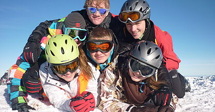 Jugendliche Snowboarder im Urlaub in Österreich.