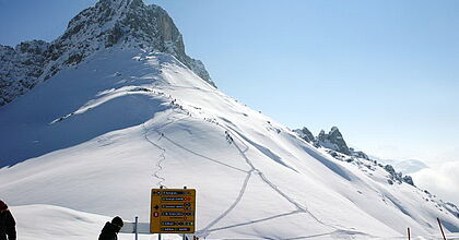 Skiurlaub auf der Skireise nach Warth am Arlberg in Österreich mit hoefer sport und reisen. Berg mit Spuren