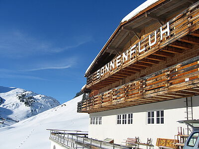 Im Clubhaus Sonnenfluh auf der Skireise nach Warth am Arlberg in Österreich mit hoefer sport und reisen. Haus im Schnee