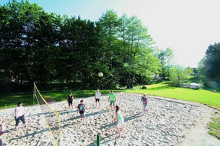 Hausgalerie von der Sommerreise der Ferienanlage Forellenhof in Kärnten in Österreich am Faaker See. Beachvolleyball