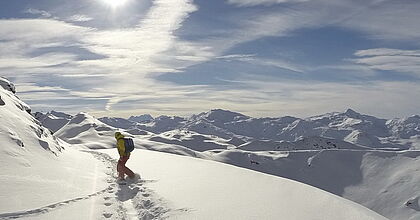 Snowboarder im Tiefschnee in Frankreich.