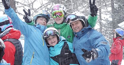 Skireise in der Gruppe im Skiurlaub mit hoefer sport und reisen. Lustige Gruppe