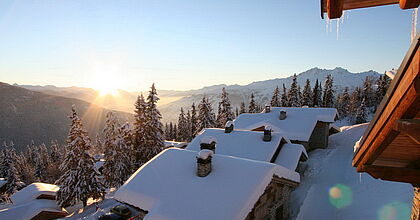 Sonnenaufgang  über den verschneiten Dächern von La Rosiere. Der perfekte Start in jeden Morgen im Skiurlaub