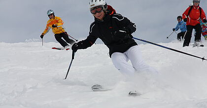 Skifahrer im Skiurlaub mit hoefer sport und reisen nach bad gastein in Österreich.
