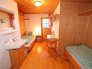 2er-Zimmer Nr. 204 im Clubhaus Sonnenfluh auf der Skireise nach Warth am Arlberg in Österreich mit hoefer sport und reisen.