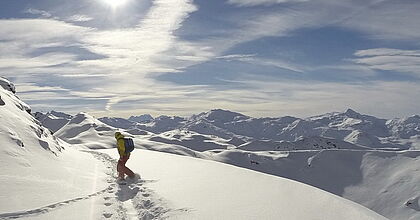 Skireise nach Trois Vallées in Frankreich mit Ausblick auf Berge.