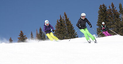 Skikurs und Guiding auf den skireisen mit hoefer sport und reisen. Skifahrer