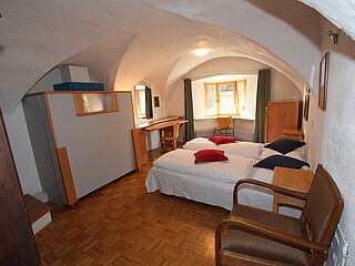 2er-Zimmer Nr. 2a in der Pension Grünbacher. Skireise zum Kronplatz in Südtirol in italien mit hoefer sport und reisen.