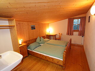 2er-Zimmer Nr. 301 im Clubhaus Sonnenfluh auf der Skireise nach Warth am Arlberg in Österreich mit hoefer sport und reisen.