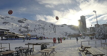 Eine schöne Aussicht auf das Skigebiet Les Trois Vallées von der Talstation in Le Bettaix