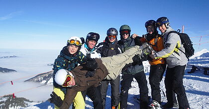 Eine Gruppe von Snowboardern auf der Piste in Österreich.