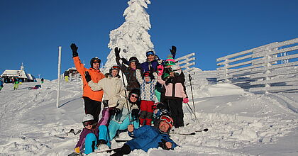Silvesterreisen mit hoefer sport und reisen am Forellenhof an die Gerlitzen Alpe in Österreich. Gruppe im Schnee