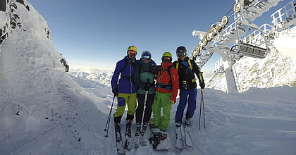 Skireise nach Trois Vallées in Frankreich. Skigruppe im Schnee.