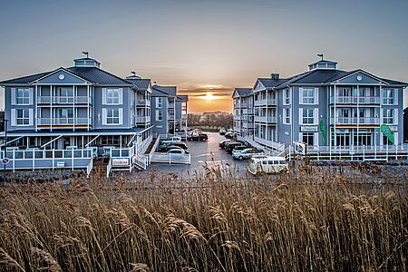 Sonnenuntergang zwischen den Häusern