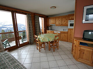 Wohnzimmer in der Hausgalerie vom Chalet le Crystal in La Rosiere in Frankreich.