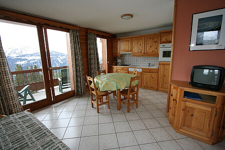 Wohnzimmer in der Hausgalerie vom Chalet le Crystal in La Rosiere in Frankreich.