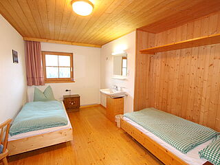2er-Zimmer Nr. 203 im Clubhaus Sonnenfluh auf der Skireise nach Warth am Arlberg in Österreich mit hoefer sport und reisen.