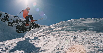 Skireise nach la Rosiere in Frankreich. Junger Skifahrer