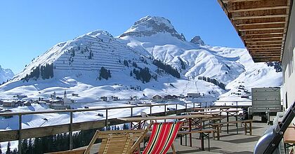 Skiurlaub auf der Skireise nach Warth am Arlberg in Österreich mit hoefer sport und reisen. Blick vom Balkon