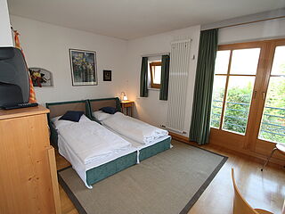 2er-Zimmer Nr. 6a in der Pension Grünbacher. Skireise zum Kronplatz in Südtirol in italien mit hoefer sport und reisen.