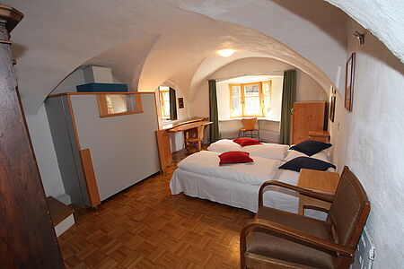 Zimmer in der Pension Grünbacher. Skireise zum Kronplatz in Südtirol in italien mit hoefer sport und reisen.