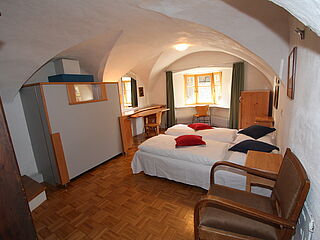 Zimmer in der Pension Grünbacher. Skireise zum Kronplatz in Südtirol in italien mit hoefer sport und reisen.