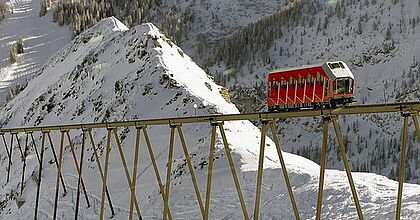 Bahn. Skireise mit hoefer sport und reisen zur axamer lizum in Österreich.