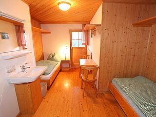 2er-Zimmer Nr. 206 im Clubhaus Sonnenfluh auf der Skireise nach Warth am Arlberg in Österreich mit hoefer sport und reisen.