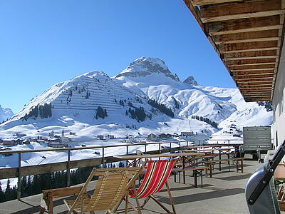 Im Clubhaus Sonnenfluh auf der Skireise nach Warth am Arlberg in Österreich mit hoefer sport und reisen. Blick auf die Berge